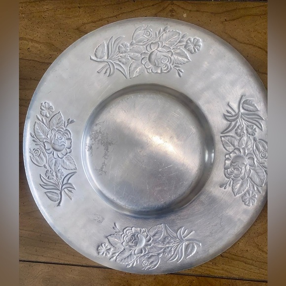 Elegant Designed Aluminum Floral Embossed Charger Plates. Vintage. Large sizes - Picture 4 of 7